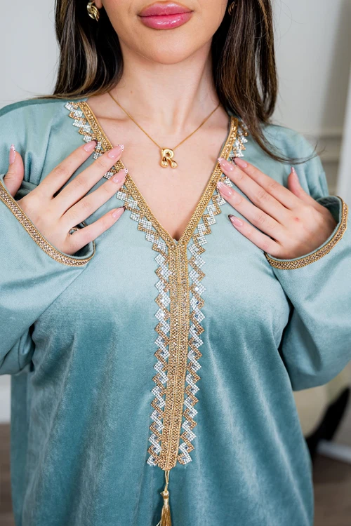 جلابية نسائية لون تفاحي ياقة بقصة سبعة مزين بكلفة ذهبية من الياقة و الأكمام و بأكمام طويلة