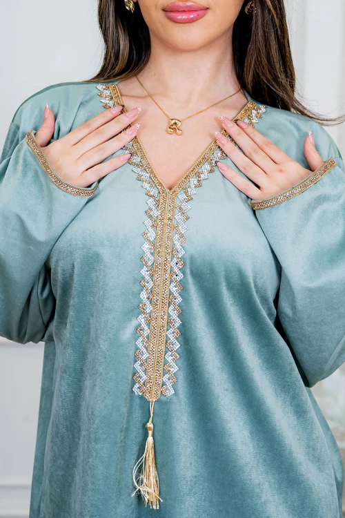 جلابية نسائية لون تفاحي ياقة بقصة سبعة مزين بكلفة ذهبية من الياقة و الأكمام و بأكمام طويلة