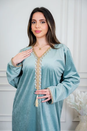 جلابية نسائية لون تفاحي ياقة بقصة سبعة مزين بكلفة ذهبية من الياقة و الأكمام و بأكمام طويلة