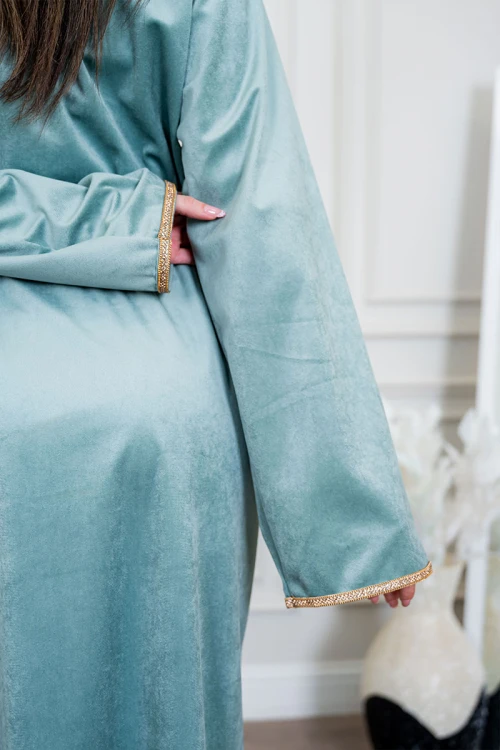 جلابية نسائية لون تفاحي ياقة بقصة سبعة مزين بكلفة ذهبية من الياقة و الأكمام و بأكمام طويلة