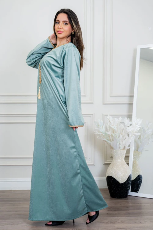 جلابية نسائية لون تفاحي ياقة بقصة سبعة مزين بكلفة ذهبية من الياقة و الأكمام و بأكمام طويلة