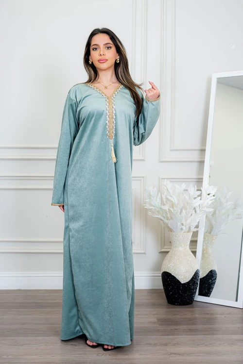 جلابية نسائية لون تفاحي ياقة بقصة سبعة مزين بكلفة ذهبية من الياقة و الأكمام و بأكمام طويلة