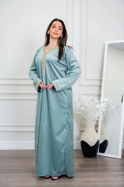 جلابية نسائية لون تفاحي ياقة بقصة سبعة مزين بكلفة ذهبية من الياقة و الأكمام و بأكمام طويلة