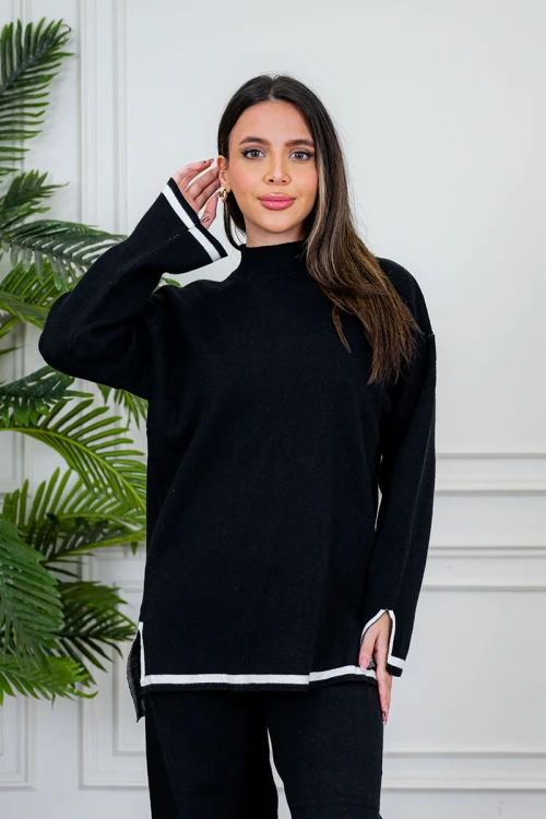 طقم تريكو نسائي شتوي قطعتين لون أسود مزين من الأطراف باللون الأبيض ياقة عالية مع بنطلون طويل