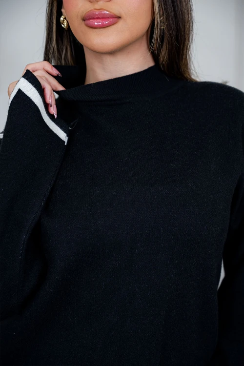 طقم تريكو نسائي شتوي قطعتين لون أسود مزين من الأطراف باللون الأبيض ياقة عالية مع بنطلون طويل