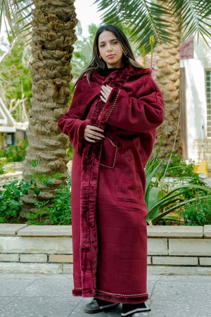 فروة شتوية مبطّنة بالفرو  متعددة الألوان بقبعة على الرأس و جيوب أمامية