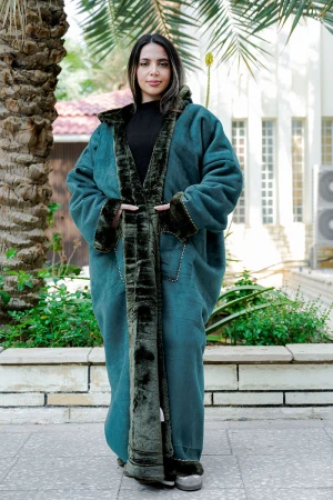 فروة شتوية مبطّنة بالفرو  متعددة الألوان بقبعة على الرأس و جيوب أمامية