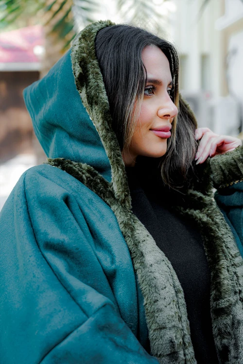 فروة شتوية مبطّنة بالفرو  متعددة الألوان بقبعة على الرأس و جيوب أمامية