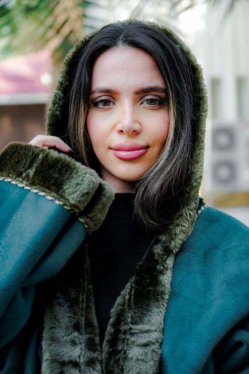 فروة شتوية مبطّنة بالفرو  متعددة الألوان بقبعة على الرأس و جيوب أمامية