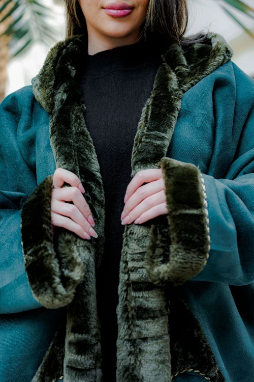 فروة شتوية مبطّنة بالفرو  متعددة الألوان بقبعة على الرأس و جيوب أمامية