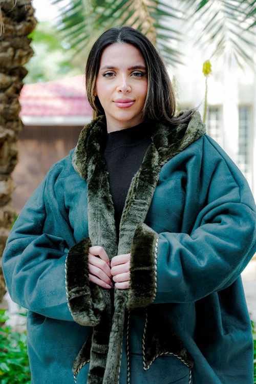 فروة شتوية مبطّنة بالفرو  متعددة الألوان بقبعة على الرأس و جيوب أمامية