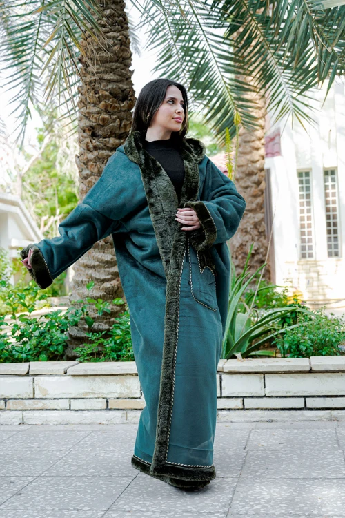 فروة شتوية مبطّنة بالفرو  متعددة الألوان بقبعة على الرأس و جيوب أمامية