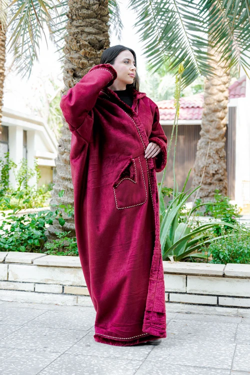 فروة شتوية مبطّنة بالفرو  متعددة الألوان بقبعة على الرأس و جيوب أمامية