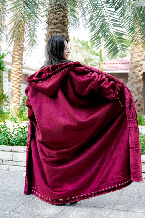 فروة شتوية مبطّنة بالفرو  متعددة الألوان بقبعة على الرأس و جيوب أمامية