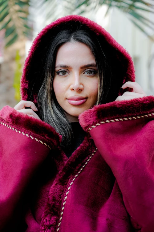 فروة شتوية مبطّنة بالفرو  متعددة الألوان بقبعة على الرأس و جيوب أمامية