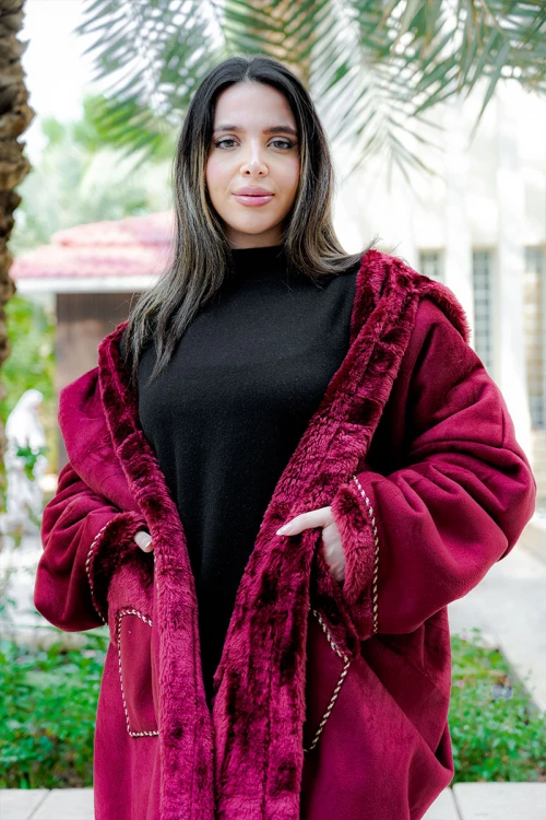 فروة شتوية مبطّنة بالفرو  متعددة الألوان بقبعة على الرأس و جيوب أمامية