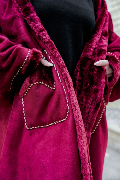 فروة شتوية مبطّنة بالفرو  متعددة الألوان بقبعة على الرأس و جيوب أمامية