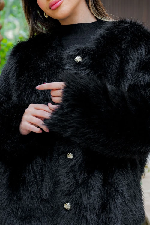 جاكيت فرو نسائي أسود بأكمام طويلة  وأزرار  من الأمام