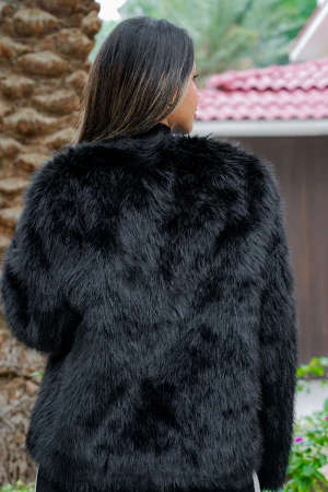 جاكيت فرو نسائي أسود بأكمام طويلة  وأزرار  من الأمام