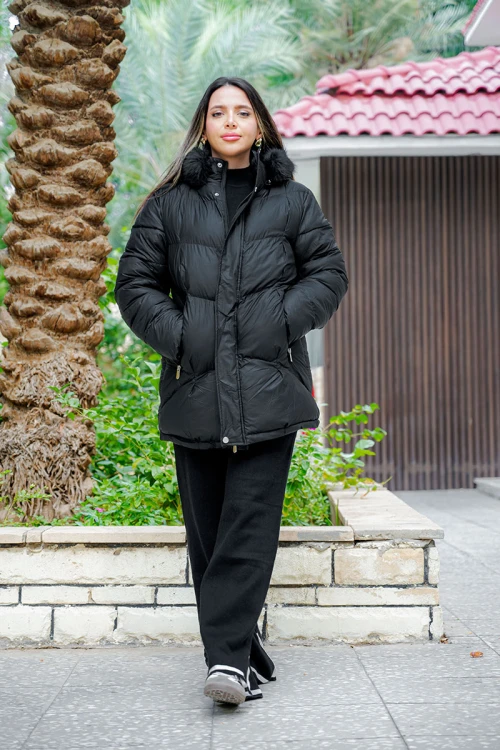 جاكيت نسائي شتوي لون أسود مبطن من الداخل بقبعة من الفرو منفصلة و أكمام طويلة بجيوب و سحاب من الأمام