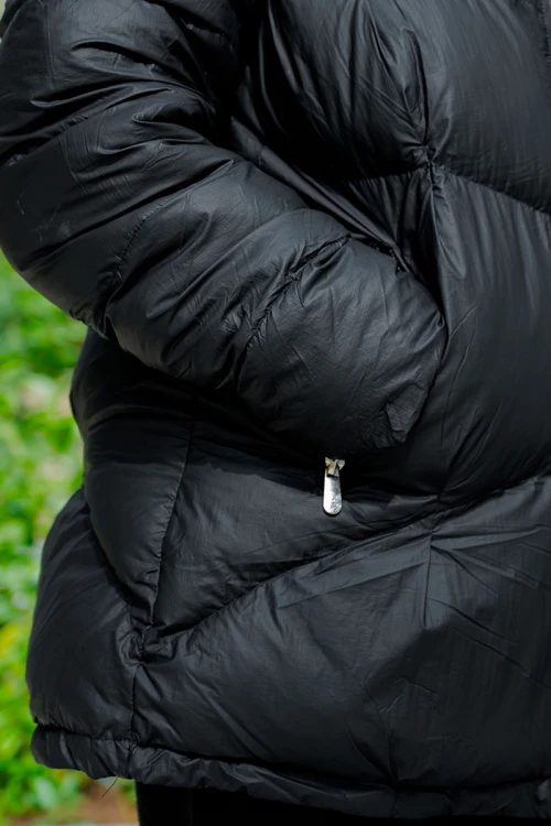 جاكيت نسائي شتوي لون أسود مبطن من الداخل بقبعة من الفرو منفصلة و أكمام طويلة بجيوب و سحاب من الأمام