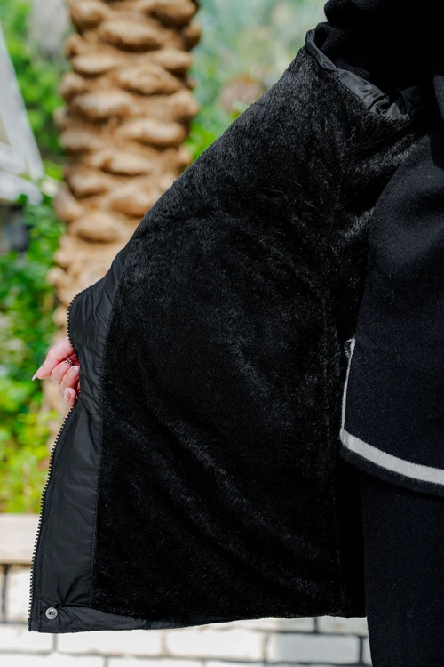 جاكيت نسائي شتوي لون أسود مبطن من الداخل بقبعة من الفرو منفصلة و أكمام طويلة بجيوب و سحاب من الأمام
