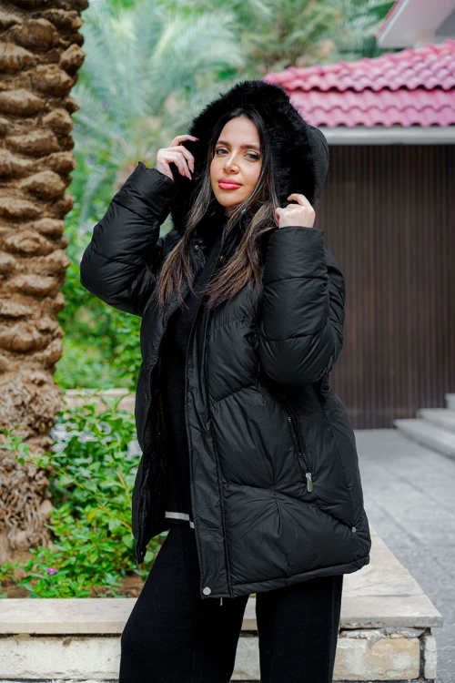 جاكيت نسائي شتوي لون أسود مبطن من الداخل بقبعة من الفرو منفصلة و أكمام طويلة بجيوب و سحاب من الأمام
