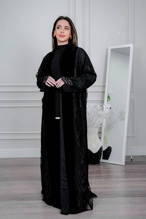 عباية شتوية سوداء من المخمل مزينة بالدانتيل مع طرحة