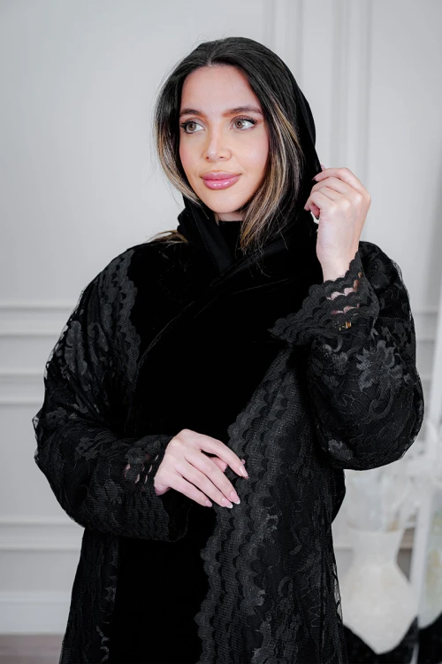 عباية شتوية سوداء من المخمل مزينة بالدانتيل مع طرحة