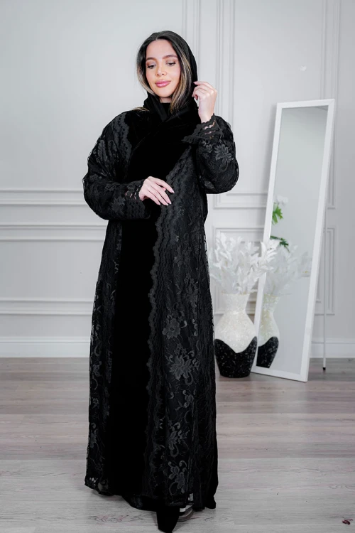 عباية شتوية سوداء من المخمل مزينة بالدانتيل مع طرحة