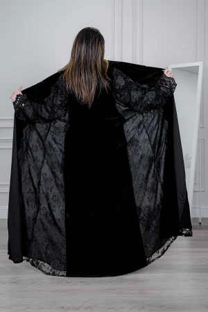 عباية شتوية سوداء من المخمل مزينة بالدانتيل مع طرحة 