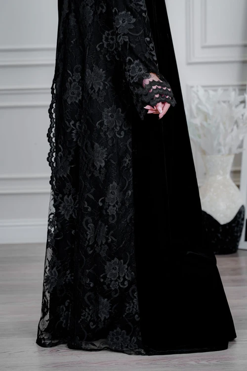 عباية شتوية سوداء من المخمل مزينة بالدانتيل مع طرحة