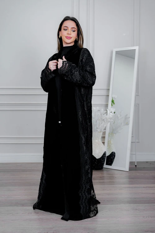 عباية شتوية سوداء من المخمل مزينة بالدانتيل مع طرحة
