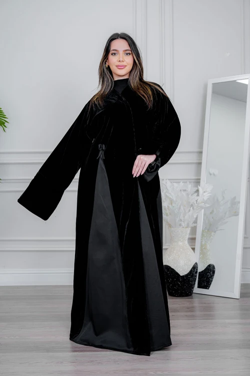 عباية نسائية أنيقة لون أسود ياقة قصة دائريه بأزرارفاخرة بتفاصيل ساتان راقية