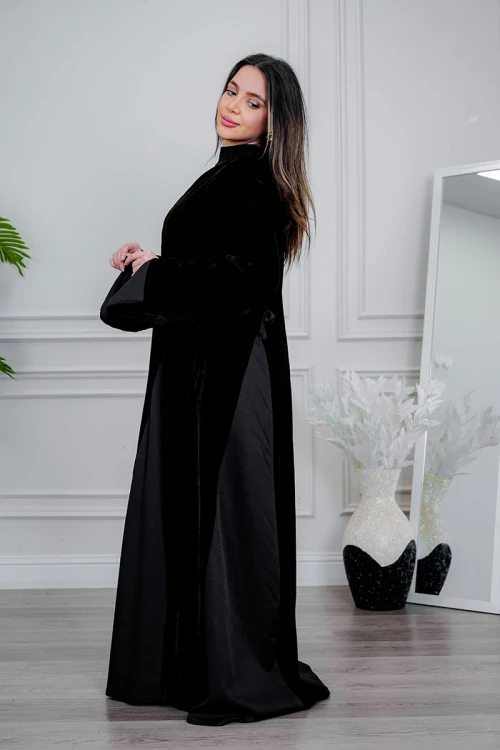 عباية نسائية أنيقة لون أسود ياقة قصة دائريه بأزرارفاخرة بتفاصيل ساتان راقية