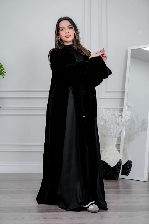 عباية نسائية أنيقة لون أسود ياقة قصة دائريه بأزرارفاخرة بتفاصيل ساتان راقية