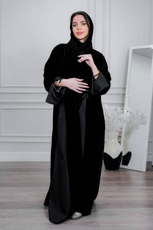 عباية نسائية أنيقة لون أسود ياقة قصة دائريه بأزرارفاخرة بتفاصيل ساتان راقية