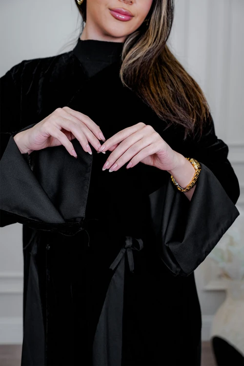 عباية نسائية أنيقة لون أسود ياقة قصة دائريه بأزرارفاخرة بتفاصيل ساتان راقية