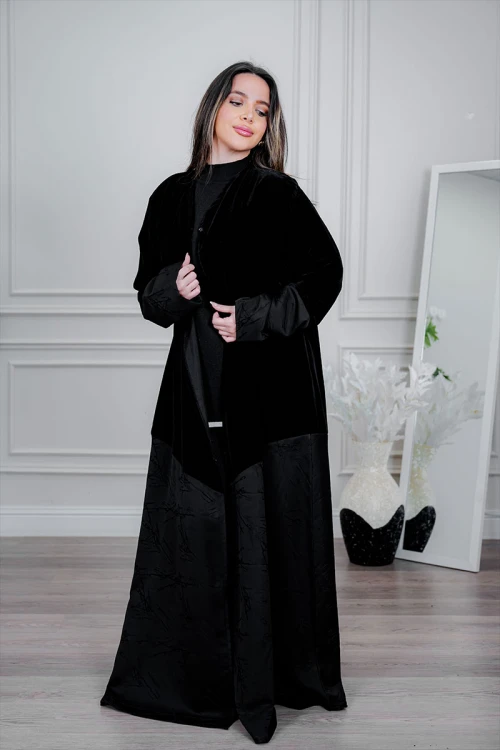 عباية شتوية سوداء من المخمل مع طرحة  أناقة فاخرة ولمسة أنثوية راقية