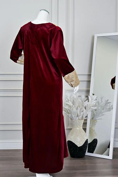 جلابية نسائية طويلة مخمل لون عودي مزينة بتطريز بيج بفصوص في الياقة من الأمام و الأكمام