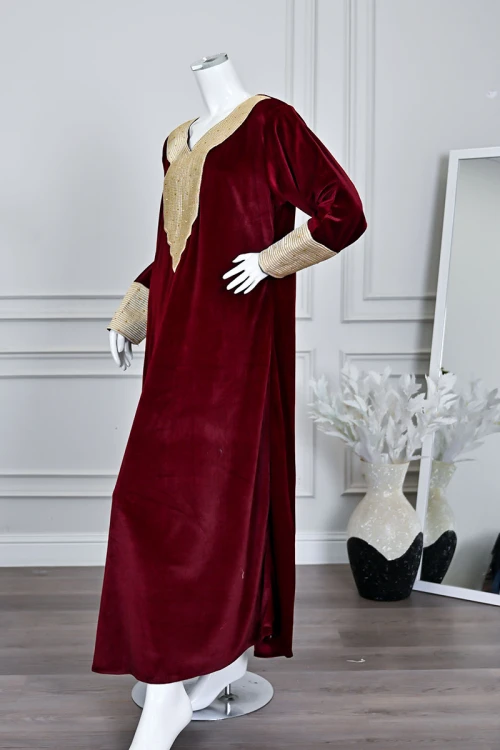 جلابية نسائية طويلة مخمل لون عودي مزينة بتطريز بيج بفصوص في الياقة من الأمام و الأكمام