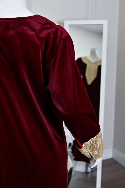 جلابية نسائية طويلة مخمل لون عودي مزينة بتطريز بيج بفصوص في الياقة من الأمام و الأكمام