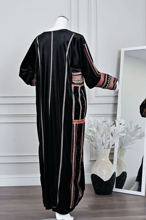 جلابية نسائية تراثية قطيفة لون أسود مزينة بتطريز ملون
