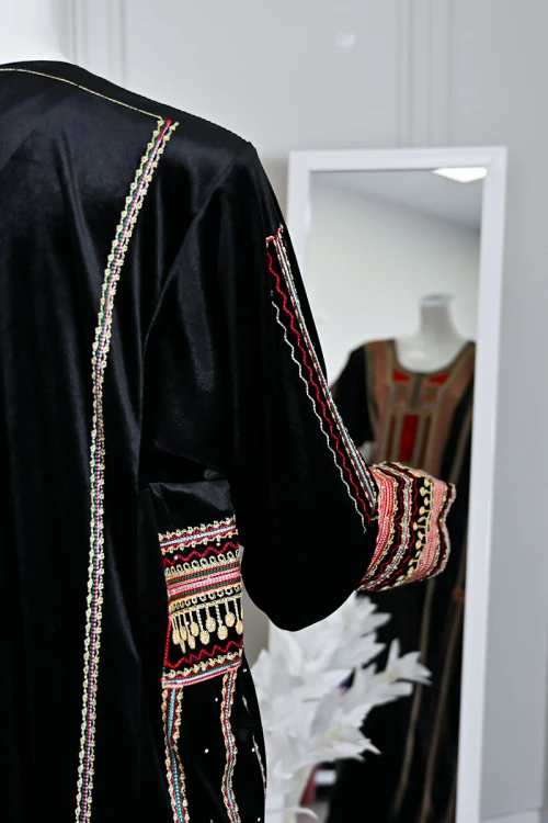 جلابية نسائية تراثية قطيفة لون أسود مزينة بتطريز ملون