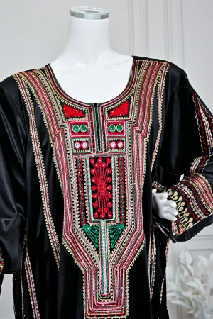 جلابية نسائية تراثية قطيفة لون أسود مزينة بتطريز ملون