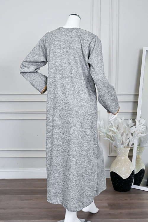 جلابية نسائية طويلة صوف لون رمادي مزينة بكلفة باللون الذهبي في الياقة من الأمام و الأكمام