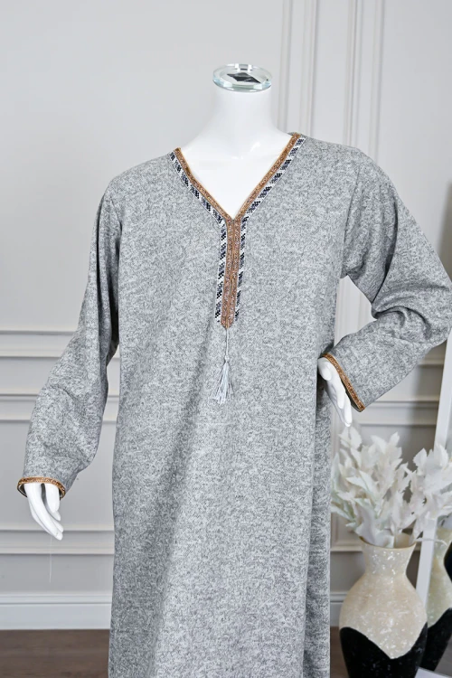 جلابية نسائية طويلة صوف لون رمادي مزينة بكلفة باللون الذهبي في الياقة من الأمام و الأكمام