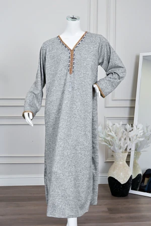 جلابية نسائية طويلة صوف لون رمادي مزينة بكلفة باللون الذهبي في الياقة من الأمام و الأكمام 