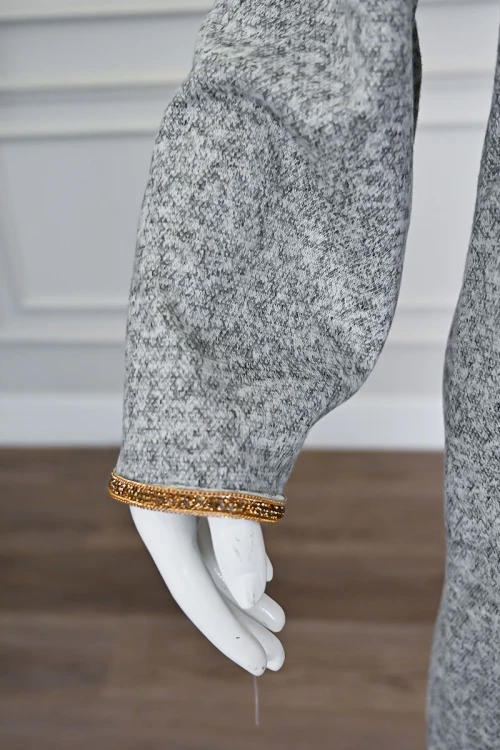 جلابية نسائية طويلة صوف لون رمادي مزينة بكلفة باللون الذهبي في الياقة من الأمام و الأكمام