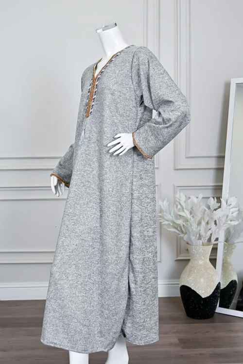 جلابية نسائية طويلة صوف لون رمادي مزينة بكلفة باللون الذهبي في الياقة من الأمام و الأكمام